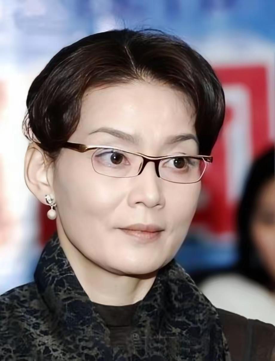 破防了！72岁潘虹亲自照顾92岁母亲，这才是德艺双馨最动人的模样。每天凌晨