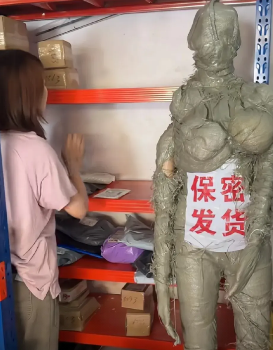 奥特曼，应该是家里有孩子，买给小孩子的吧...