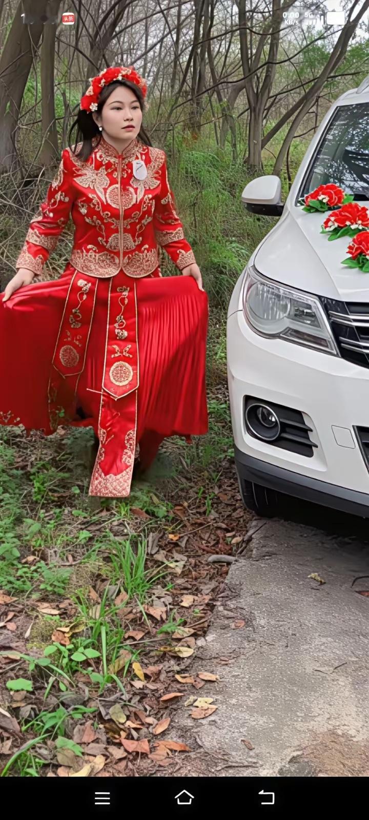 结婚车与火化灵车相遇，懂事的新娘居然下车，在灵车前下车三拜说：打忧您老人家了，一