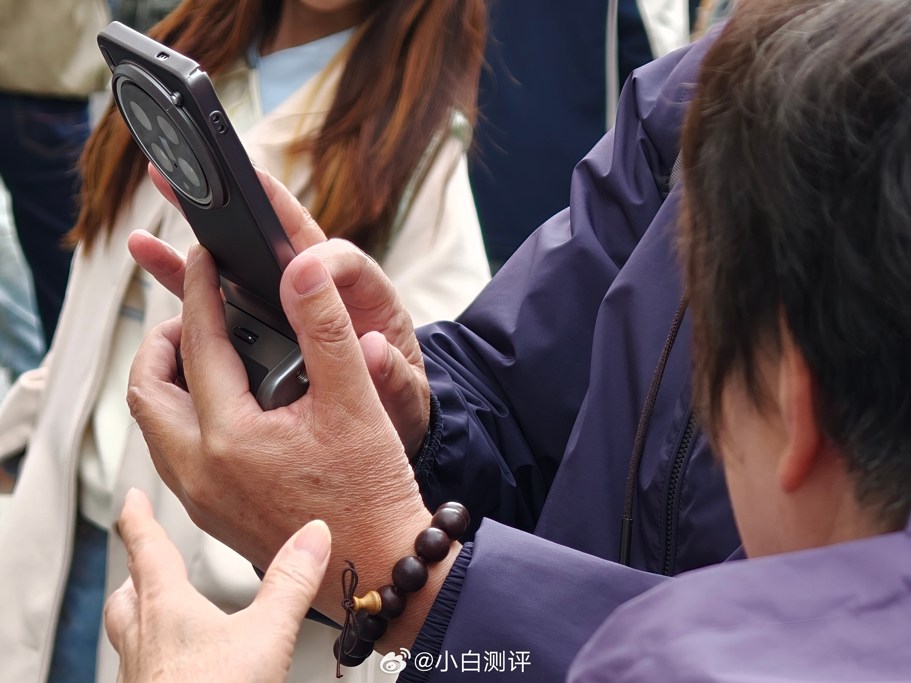 前两天在巴公房子偶遇一位老法师在用摄影手柄给阿姨拍照能认出来是哪台机型吗