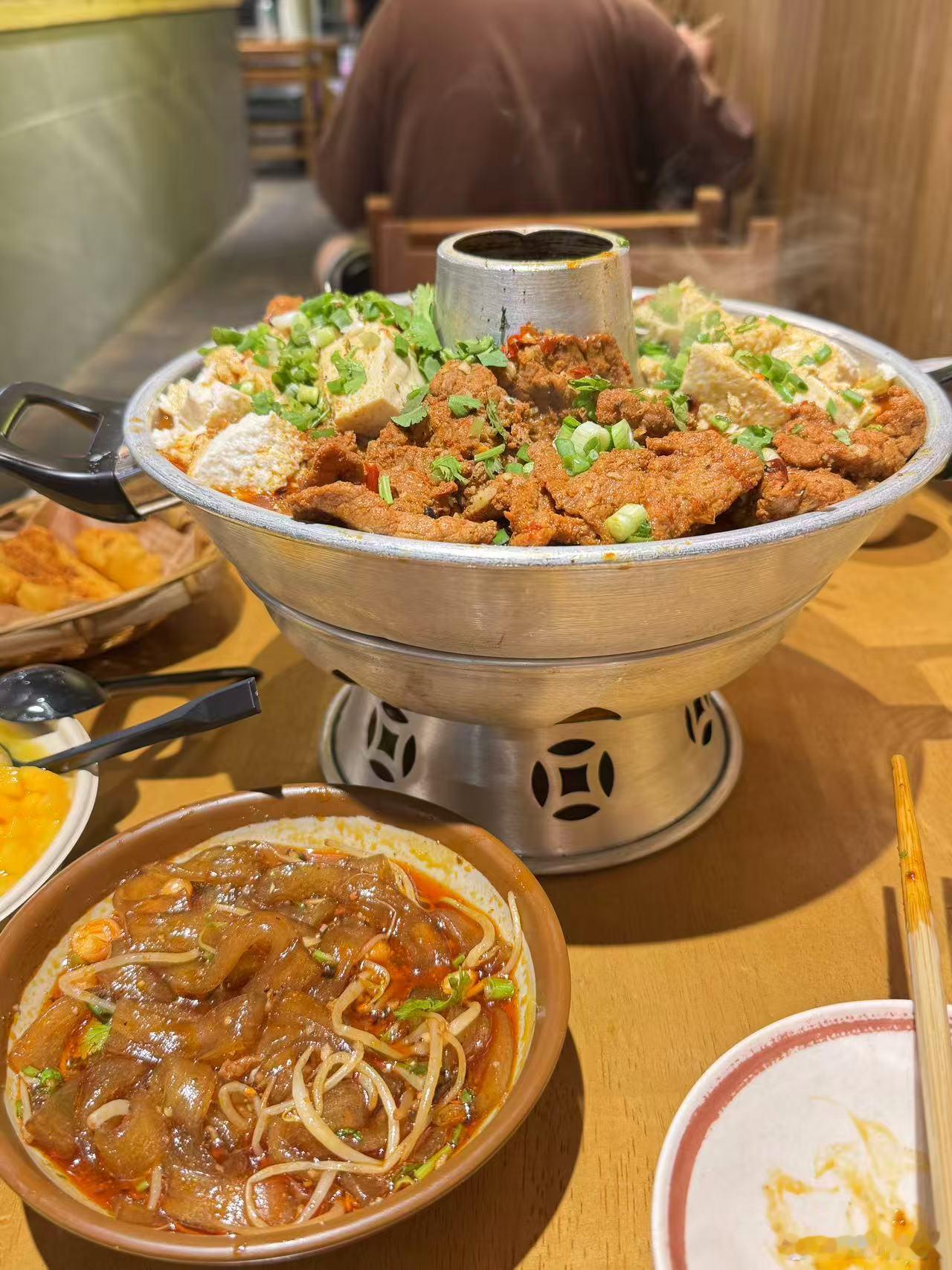 去年国庆约着朋友想去吃一家满屏广告的店，首家店开在春熙路（实际跟大家认知的春熙路