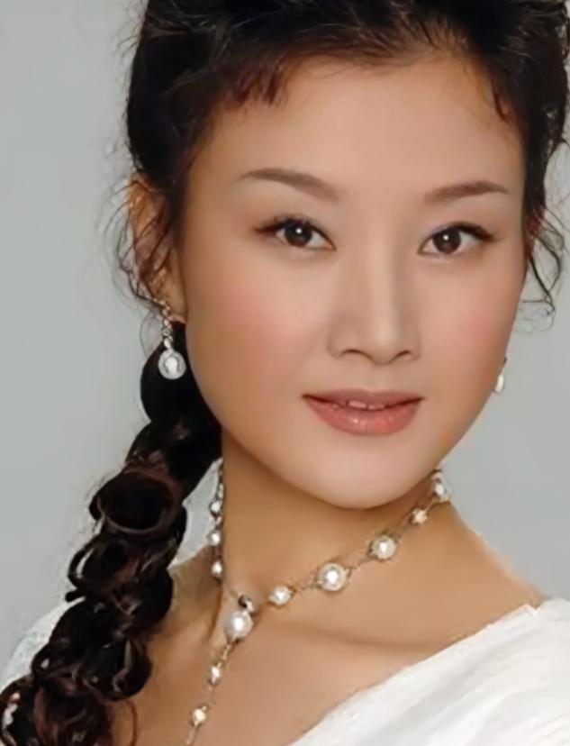 宋祖英才是真正聪明的女人，她跟罗浩结婚13年没有生育，外界误以为二人是丁克，却在