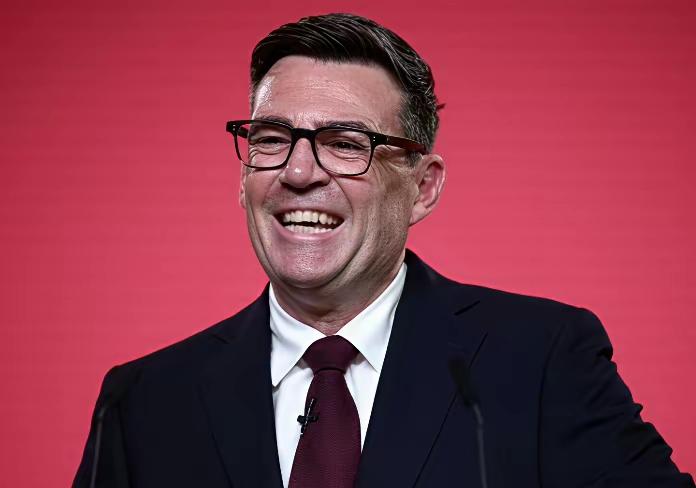 ​英国重组最大的决定让乌克兰受益匪浅。这时候，首相伯纳姆已经决定将英国自身研发的