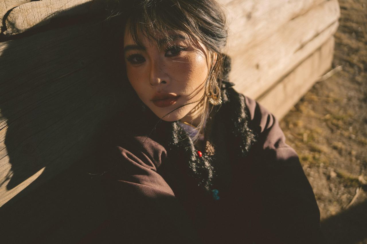 这组高原人像作品以光影对比为核心创作手法，成为画面的灵魂所在。首幅作品中，人物居