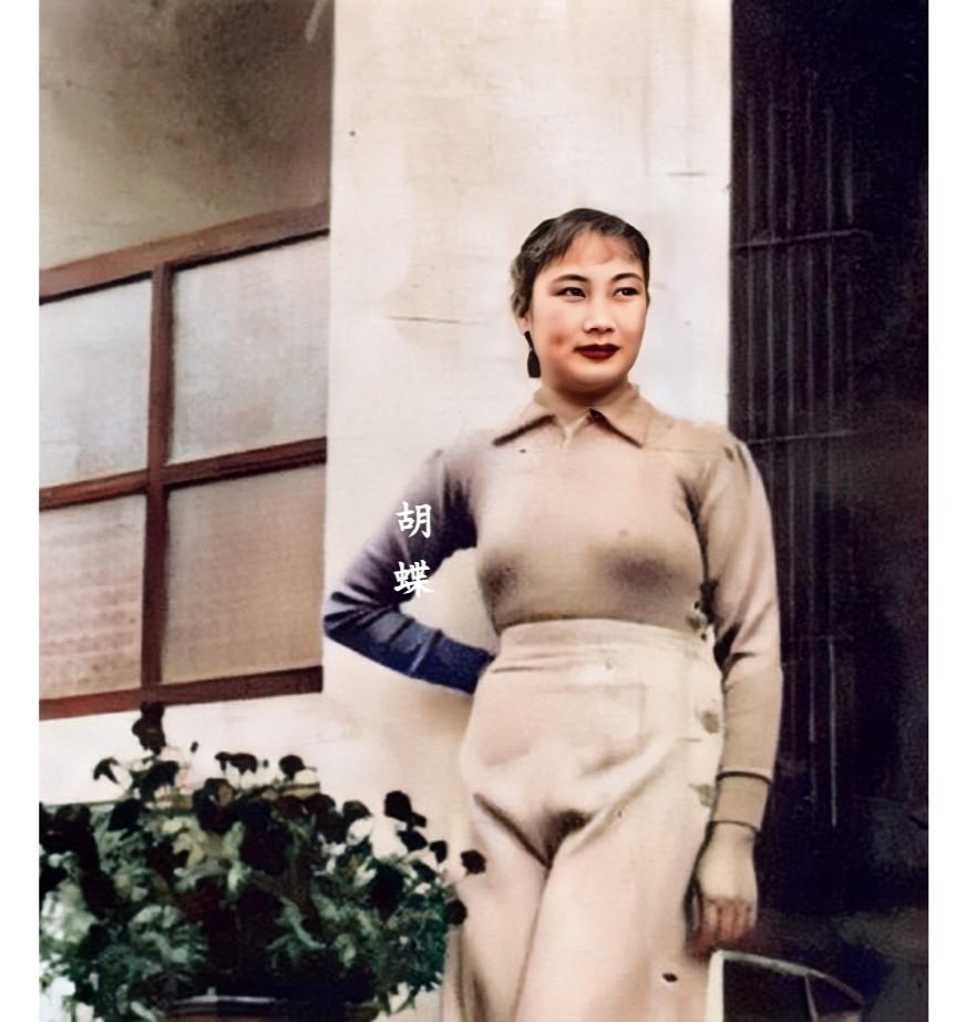 这才是1933年25岁胡蝶在上海的真实貌相，都看看呗！这可不是演戏，而是她当时靠