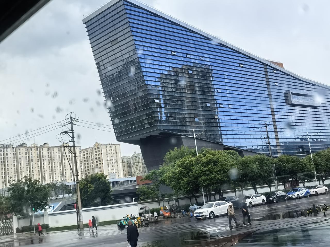 在五华区的小康大道上有这么一个建筑，挺好看的，这个设计师把这房子设计来躺着的呢！