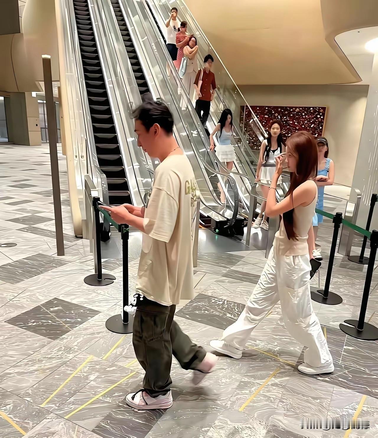 王思聪的脖子，好像是有点问题，脖子不仅比较粗，而且生理弯曲长得好像也不太对，从前