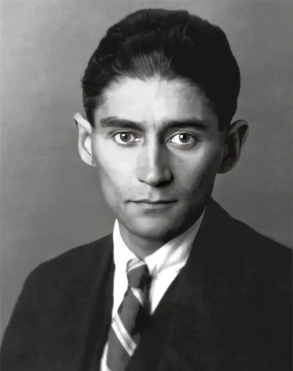 卡夫卡最扎心预言：你以为的快乐，可能吵醒隔壁痛苦！