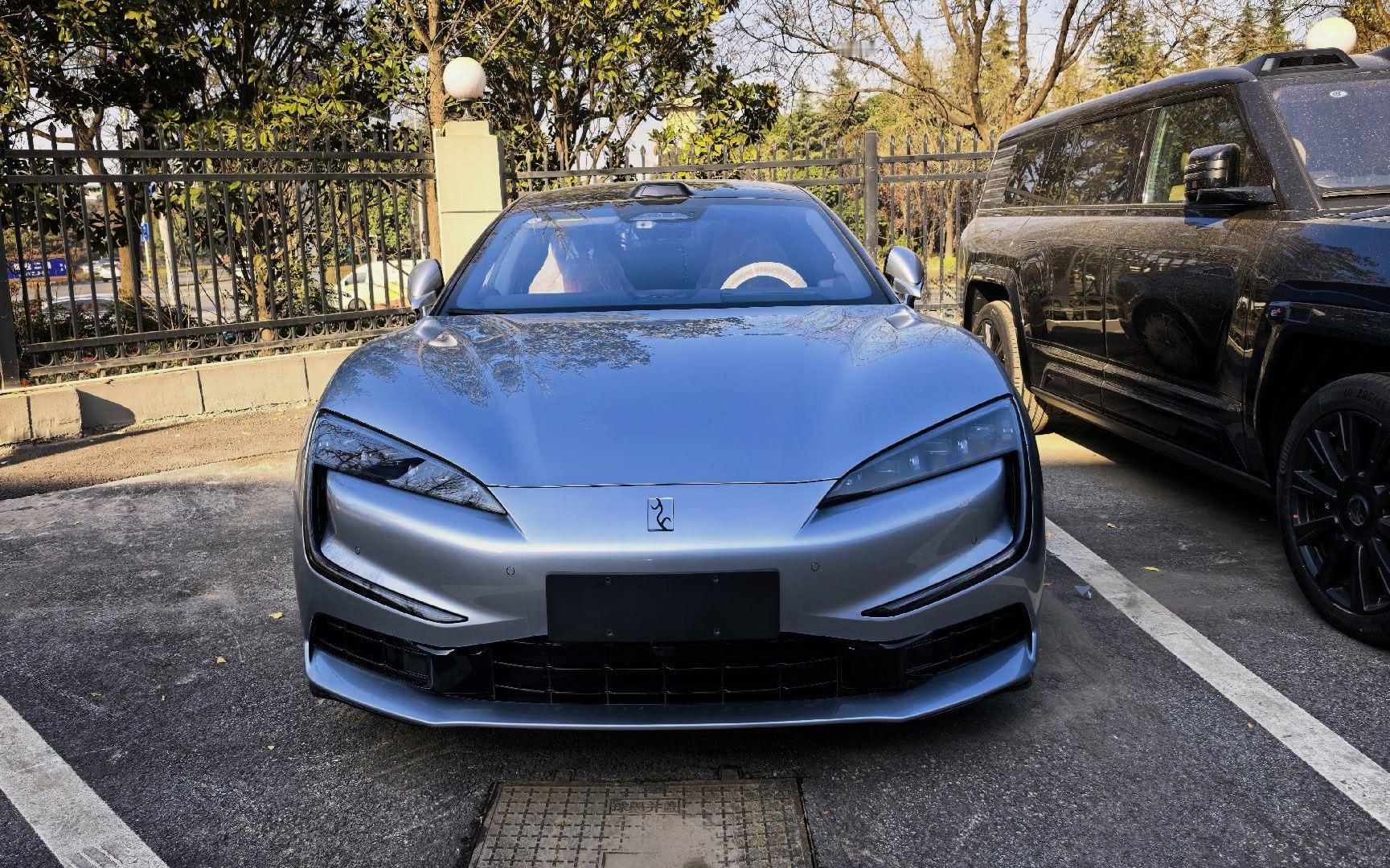 仰望U7PHEV前脸非常棒，很有设计感辨识度，很有视觉张力和气势，完全不输保时