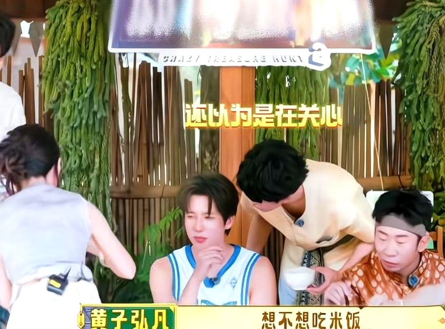 黄子弘凡端着饭走过来，冷不丁问了王安宇一句要不要吃米饭。王安宇正坐在椅子上休息，听见这话心里一暖。他