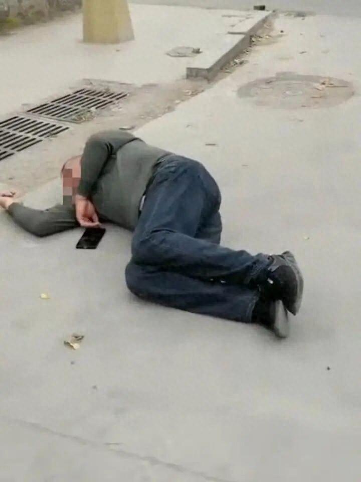 山东曹县，一名男子称自己参加亲戚的喜宴，结果挨了三次打，打人者还有城管队员！他说