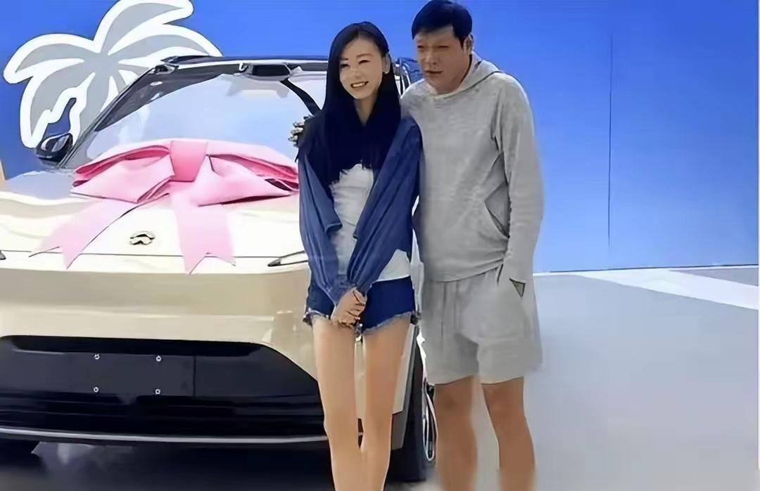 范志毅对小18岁老婆超宠爱，豪掷百万买豪车送娇妻