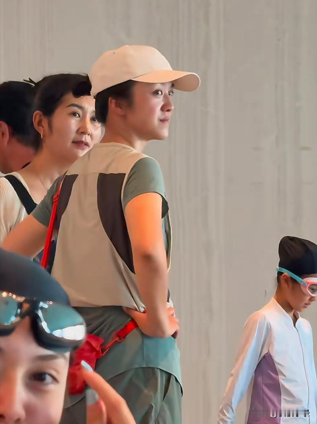 汤唯和家人到新疆伊犁旅行，她和老公女儿住在洲际酒店，亲自陪女儿去泳池游泳，打扮低