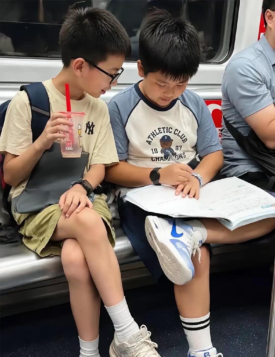 对孩子最好的托举第一、只要有空就带孩子走进户外，多跑多跳多晒太阳，运动充足