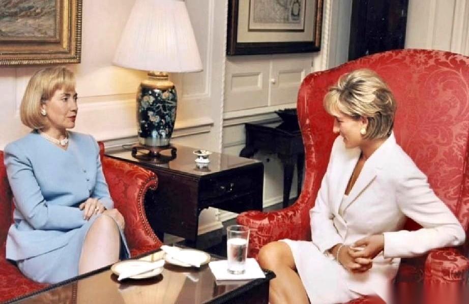 那张照片，真是绝了。一个是全世界男人最想娶回家的王妃，一个是全世界女人最想成为