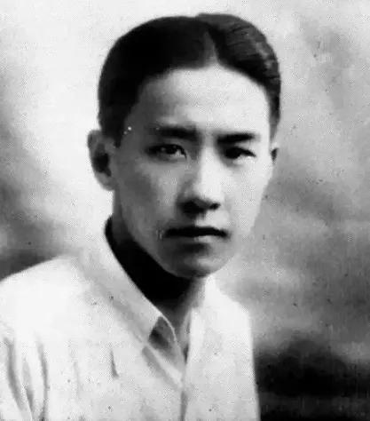 1915年，袁世凯正试穿龙袍，大姨太噗嗤一声笑了，袁世凯问：“笑什么？你一个婊子