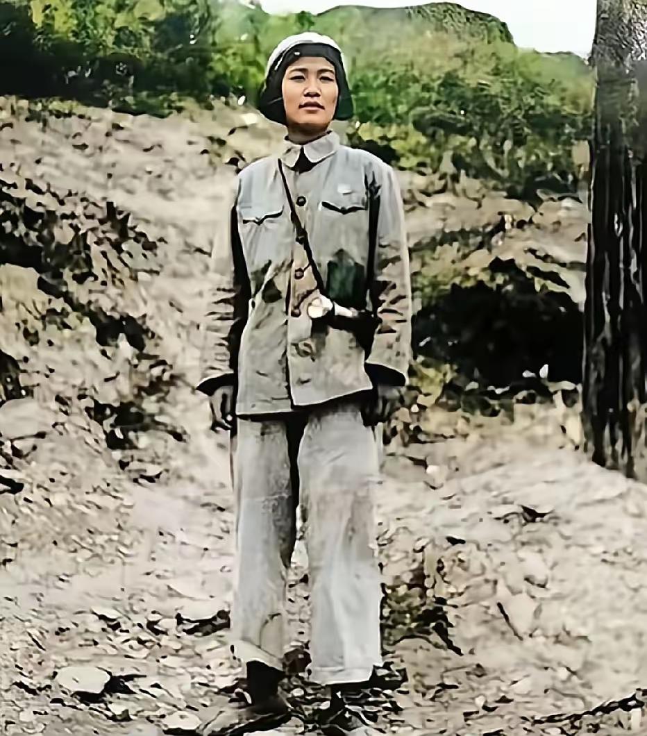 “海鸥将军”戴安澜的唯一女儿戴藩篱在朝鲜战场前线的一张留影，那时候她在朝鲜战场炮