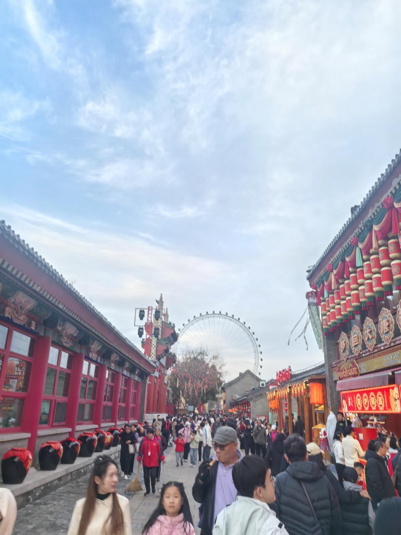 谁说中国的消费不行了？周末去了一趟唐山，这个河头老街的门票就要98块钱，但是里面