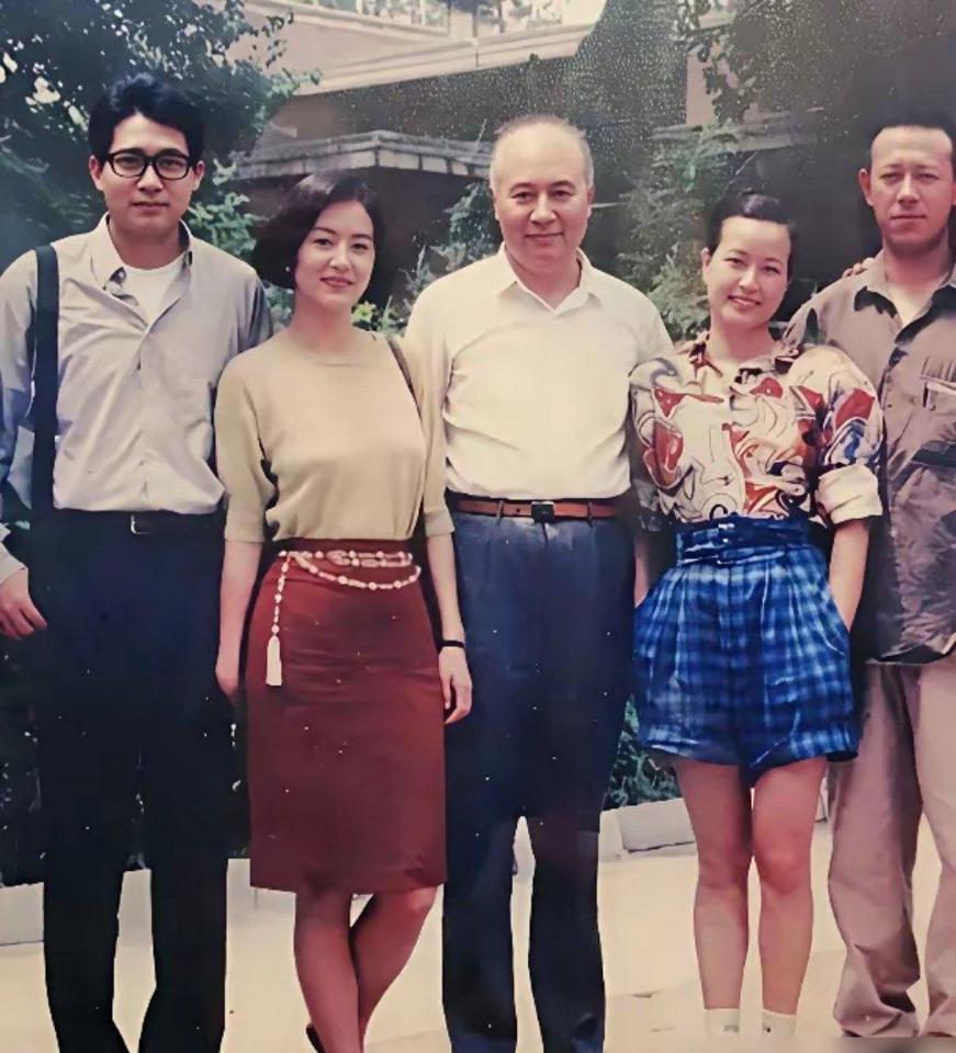 1987年的照片里，刘晓庆穿着的确良衬衫，姜文搭着涤纶外套。隔壁的林青霞正用丝