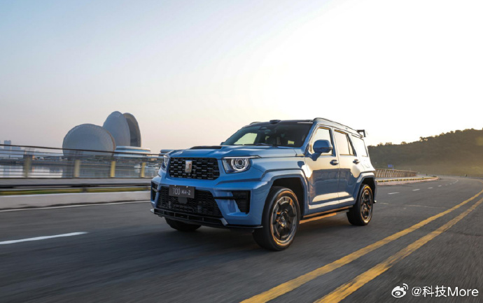 全新坦克700车身采用高强度钢车架，防腐与抗冲击性能突出，电池具备IP68