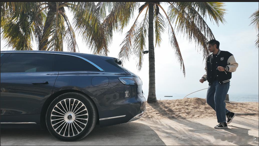 新来的摄影小哥喜欢仰角拍，说显得腿长我表示不同意，说我腿已经够长了，于是他就开始