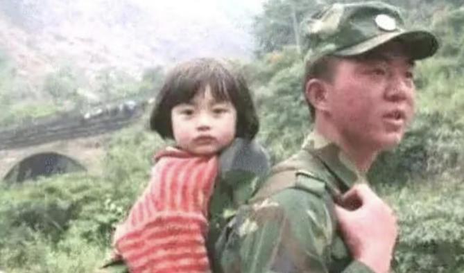 2008年5月12日，22岁的济南军区侦察兵梁智斌在北川中学废墟中徒手刨出10岁