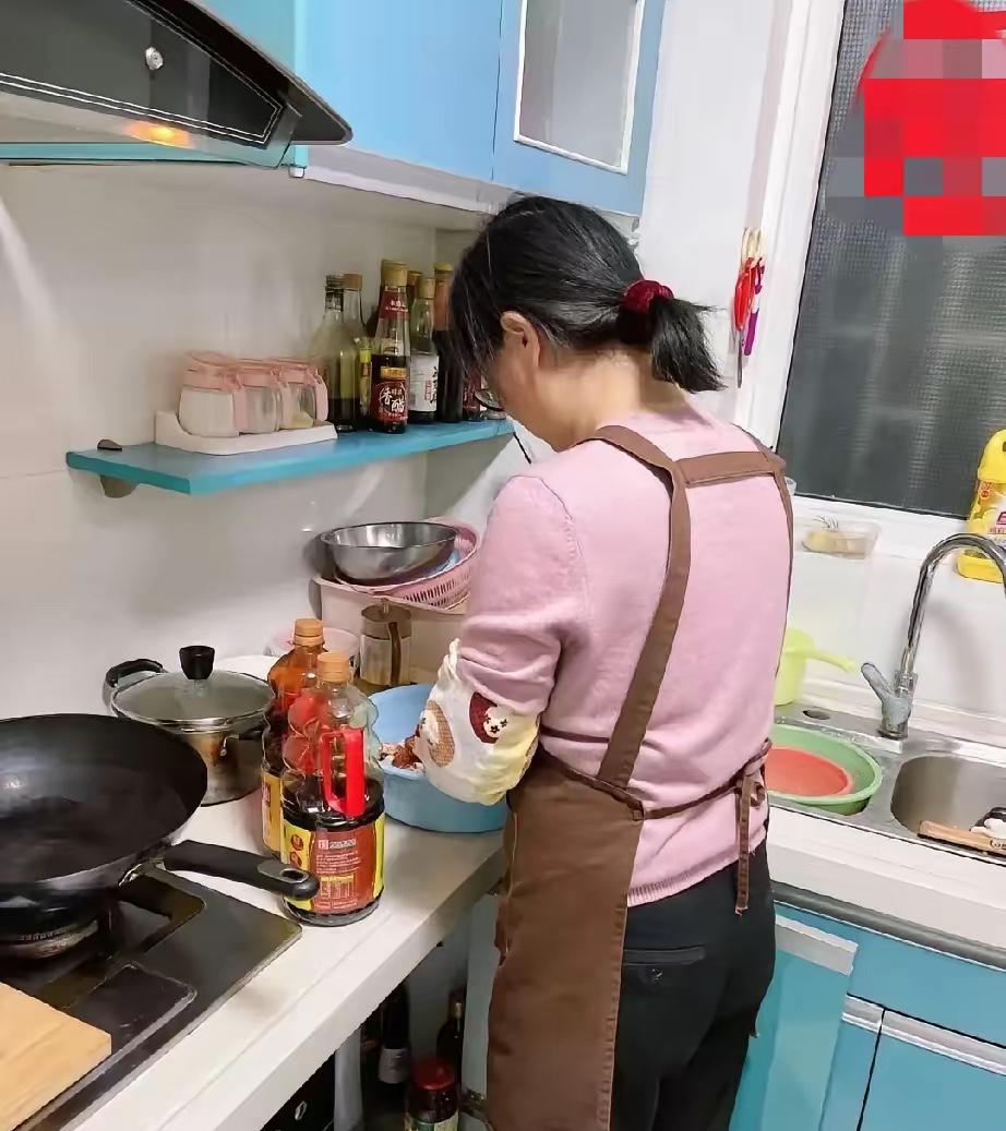 姑姐离婚了，带着钱来我家住，因为公公一直在我这，姑姐离婚直奔我家，在这住了有一个