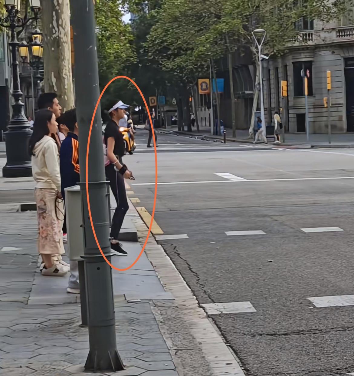 关晓彤两度现身巴塞罗街头跑步被偶遇！背粉色包，等红绿灯时仍不停歇，穿黑色紧身裤