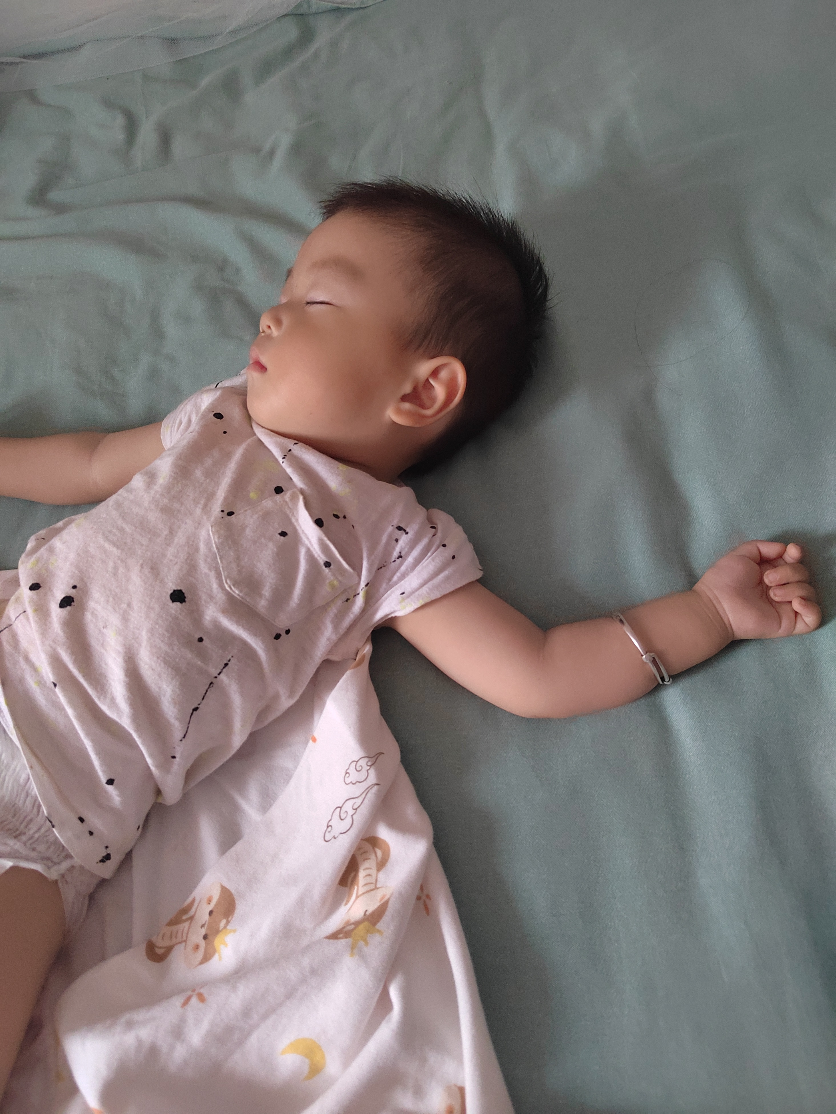 早上好崽又早早的醒来了好奇他怎么就不困呢？昨天夜里十二点多我正抱着手机困得眼皮打