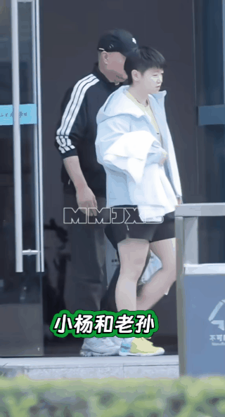 小杨来了家人来看闺女了。杨指太好了，探班成都封训的孙颖莎。每年见面的机会太少，