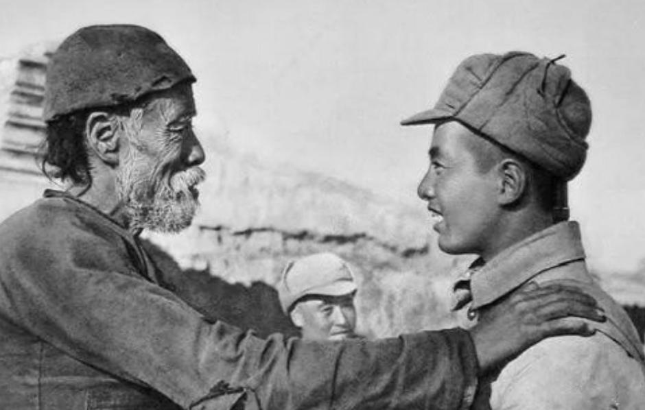 1944年7月，河北涞源银坊村。一个79岁的小脚老太太，和34个被抓的妇女一起，