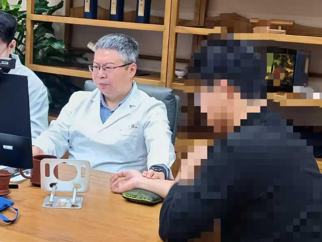 我接诊过一位29岁的患者，自述有13年的手淫习惯，工作压力大、熬夜、久坐不动，