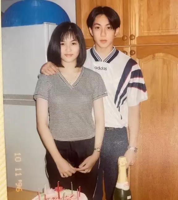吴尊与老婆林丽吟30年前的合影，好青涩啊吴尊与老婆林丽吟古早合影，两人约在16