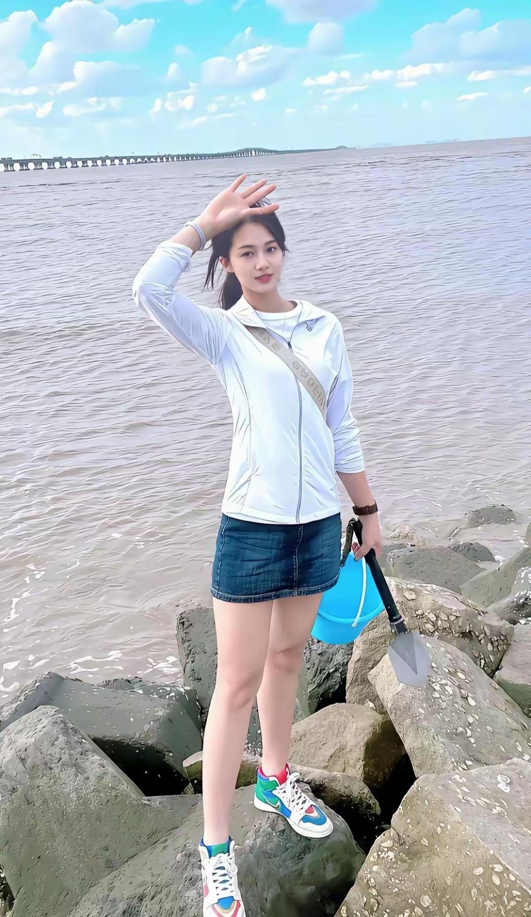 海边挖沙的快乐时光🏖️🌊
