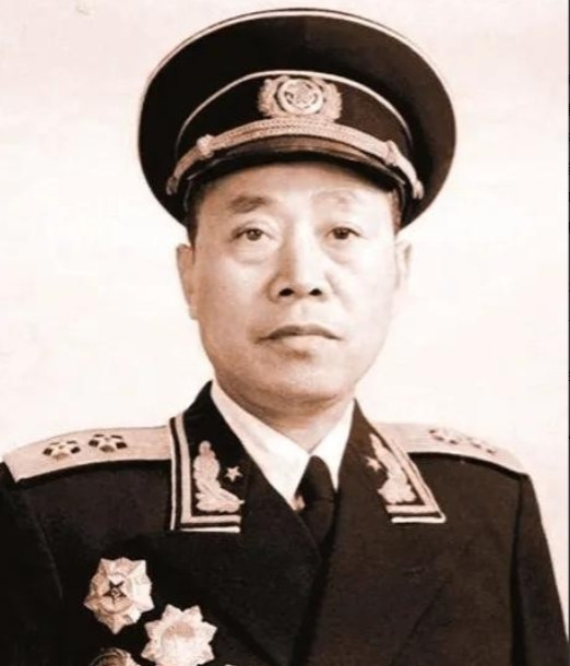1941年，海匪孙二虎劫持抗日物资，新四军决定出兵围剿，谁知陶勇却说：“别打，拿