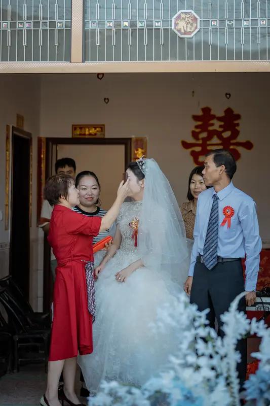 没有婆家可去，娘家过年不让回去（出嫁的女儿不能回家过年），她就索性初二也不回去了