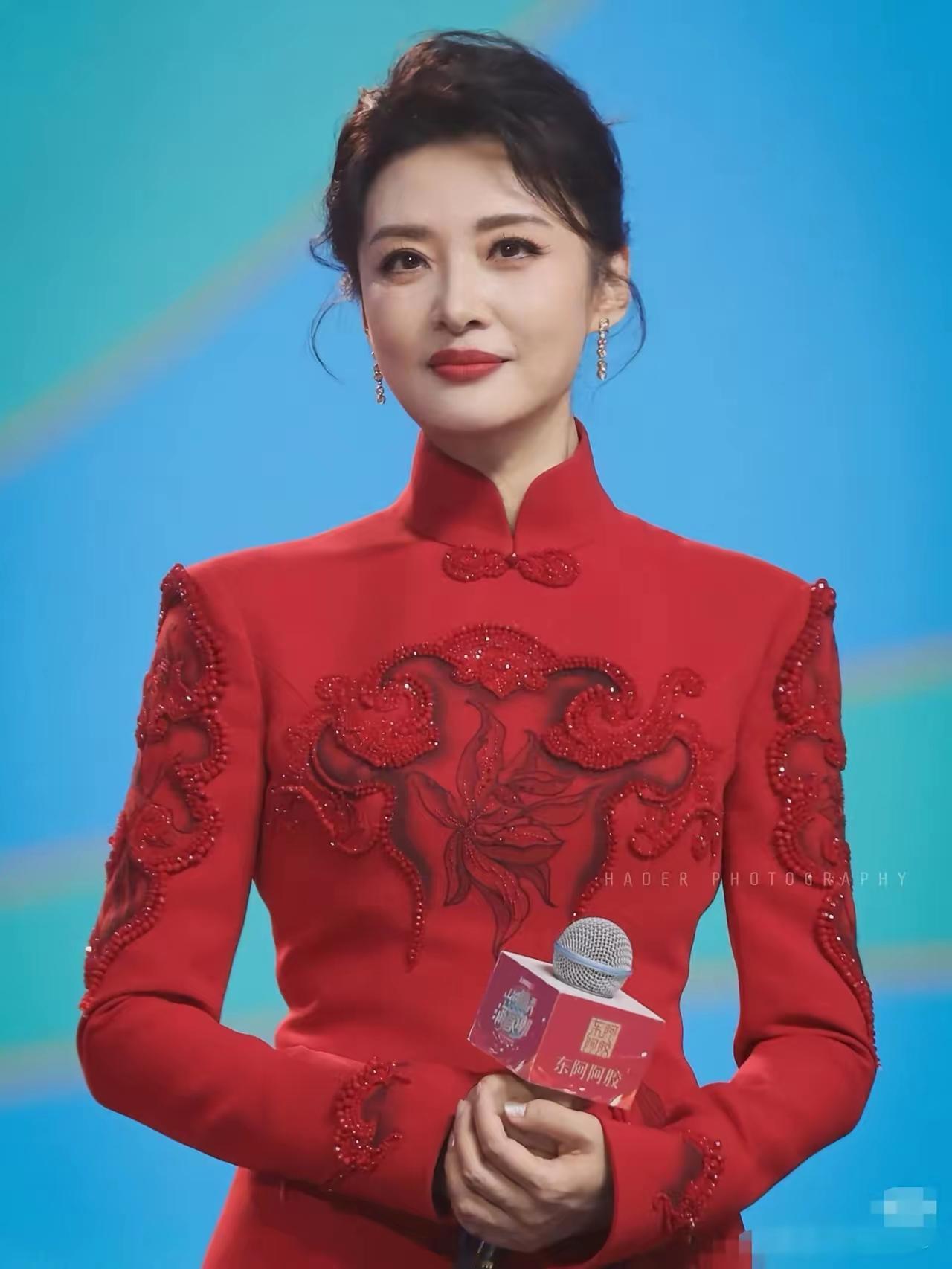 周涛不主持春晚了，我能接受。她眼角有了细纹，我也能接受。但看到她跑去拍短剧，