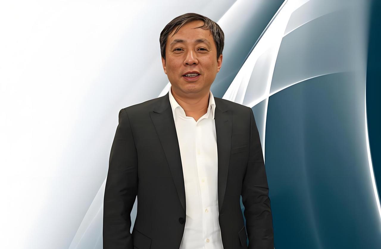 他是上海最低调的富豪，手握15家公司，坐拥380亿资产，用2.8亿的杯子喝茶，却