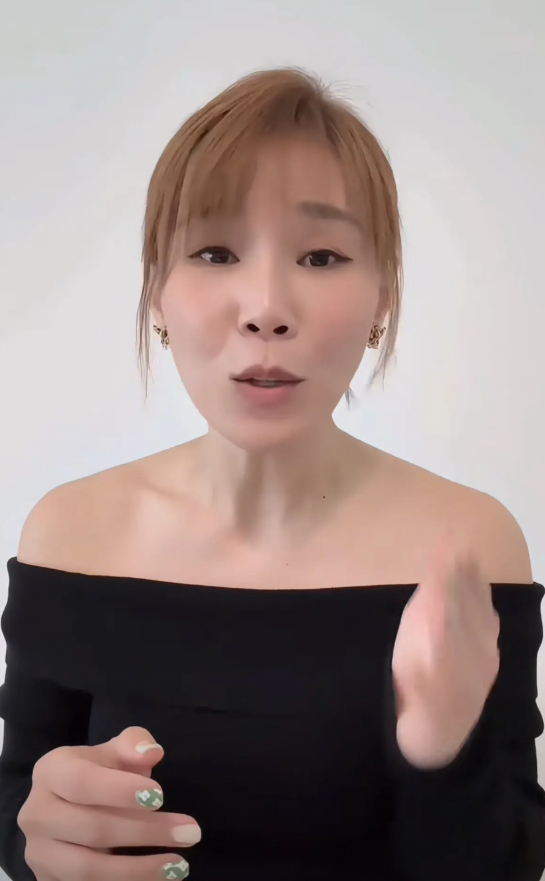 一首《天后》袭榜商演从18万涨到50万李佳薇是赚到了她背后的经纪公司更值