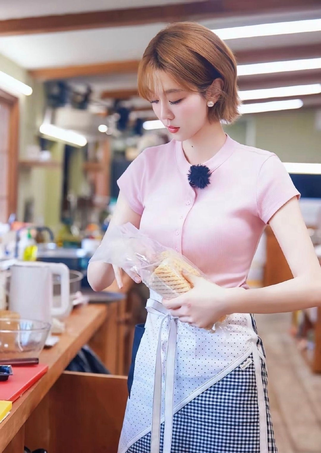 姜妍中餐厅穿搭，婶儿的围裙穿搭好美啊​
