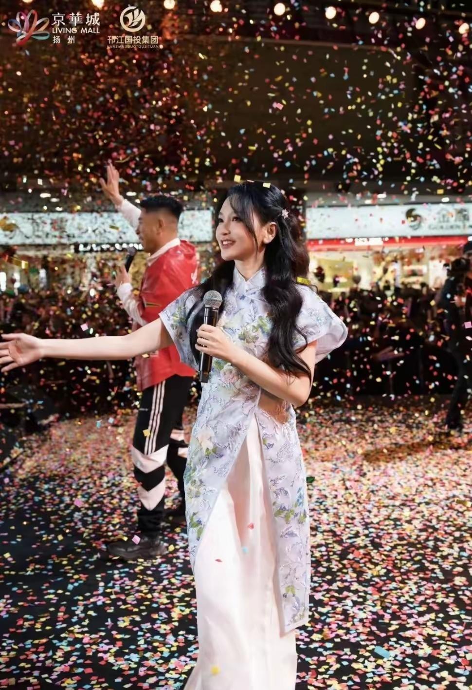 金莎能和孙承潇一起，是因为她有实力[狗头]这不，元旦了，别的小情侣一起逛街花