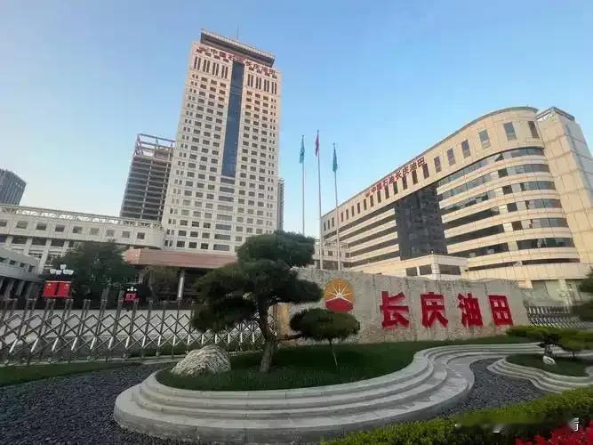 我国十大油田：①长庆油田：陕西西安②大庆油田：黑龙江大庆③渤海油田：天津、