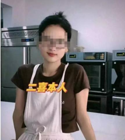 2025年9月，江苏一名33岁的开店老板娘，和自己店里刚来打工的18岁暑假工发展