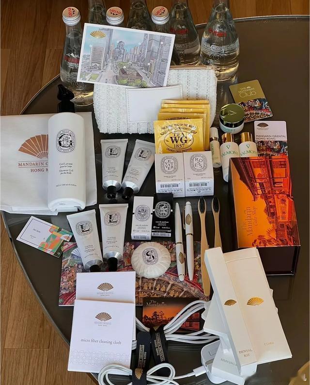 建议大家住五星级酒店带行李箱说的没错，用酒店的袋子好几个都不够装，路过前台还挺