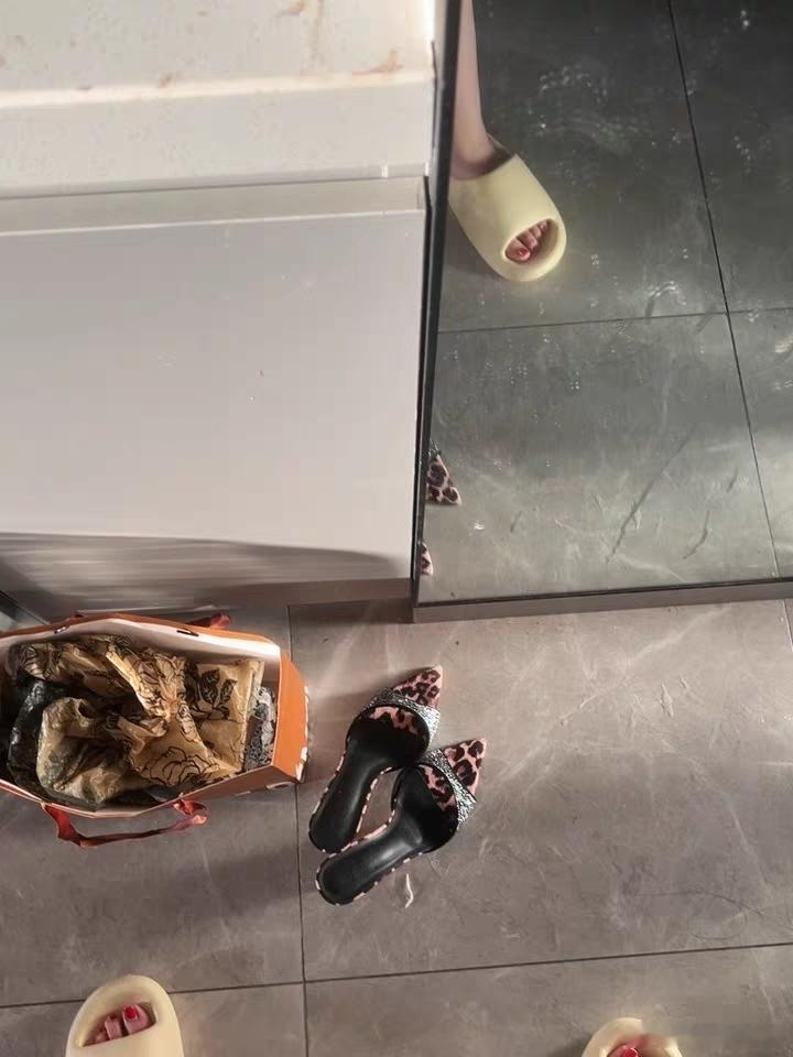 这双高跟鞋我很喜欢，但是要被淘汰了。​​​