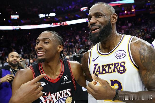 前NBA球员隆多最近聊到詹姆斯加盟76人这事，说得挺透彻。他说老詹到了这个阶