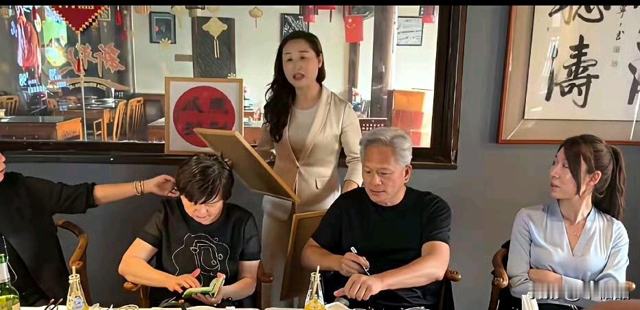 庆云楼老板娘是怎么把黄仁勋邀请进来吃饭的？朱润润听说黄仁勋在楼下，直接冲下去，指