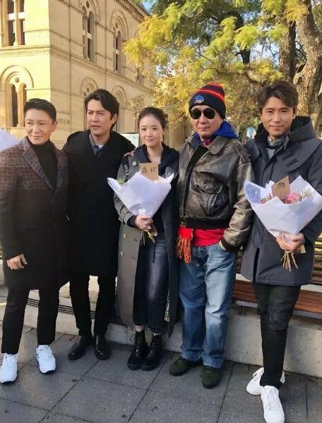 这张5人同框照，我只认出了目光如镜、手捧鲜花的李乃文，穿着短靴、清姿雅质的蒋欣，