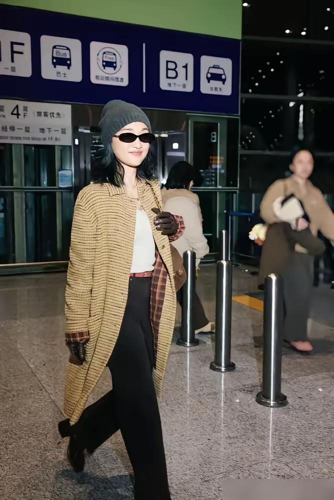 52岁周迅坦然拥抱衰老巴黎街头，她素颜白发亮相，眼尾纹与松弛皮肤尽显自然老态。