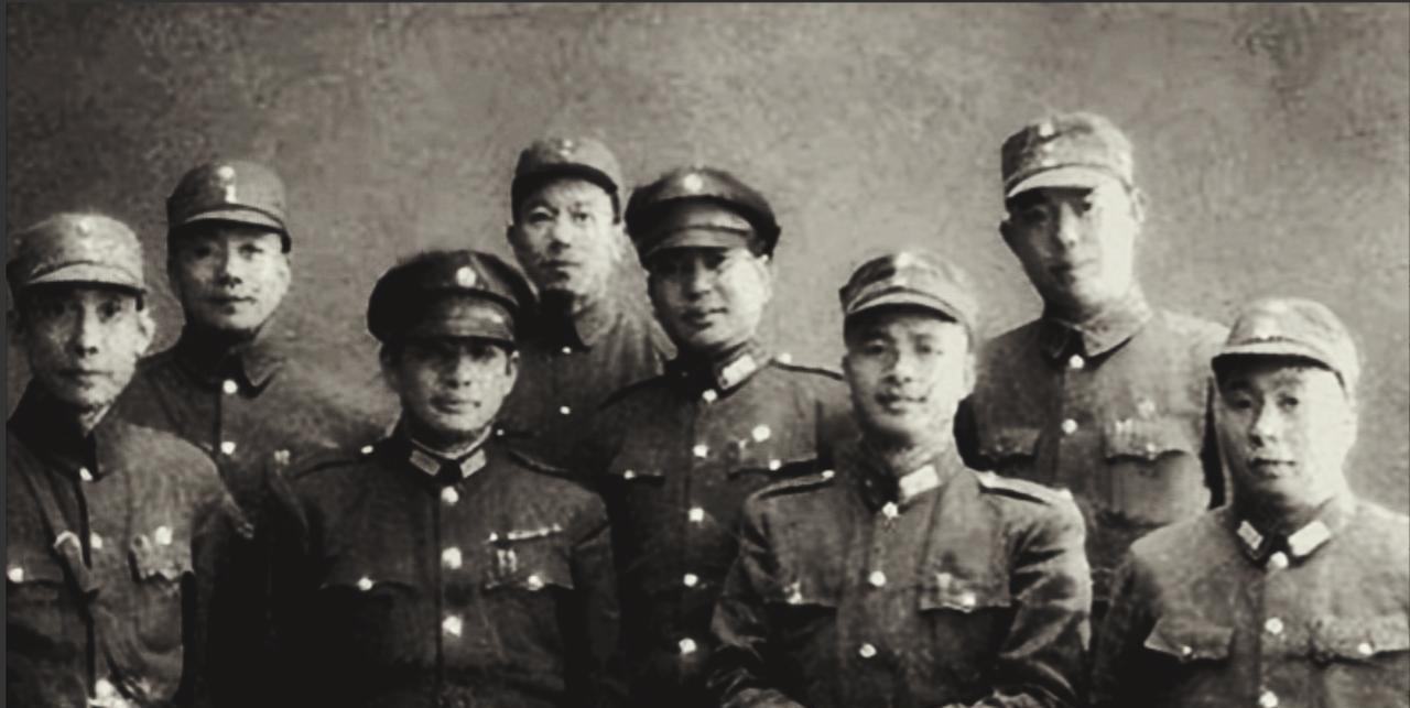孟良崮战役时，张灵甫让身边人跟他自杀，其心腹李运良当即响应，开枪时却故意打偏。见